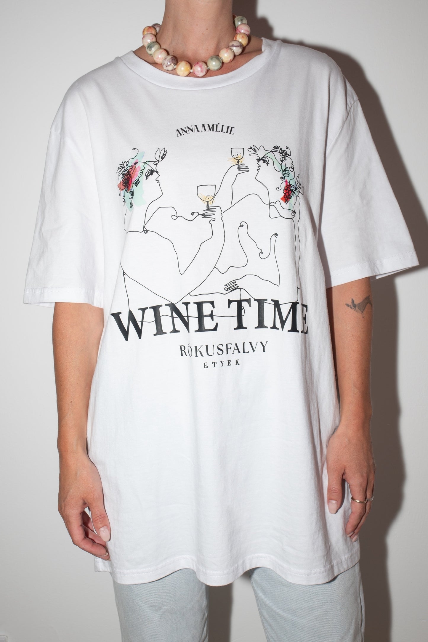 “WINE TIME” CLASSIC T-SHIRT | RÓKUSFALVY x ANNA AMÉLIE
