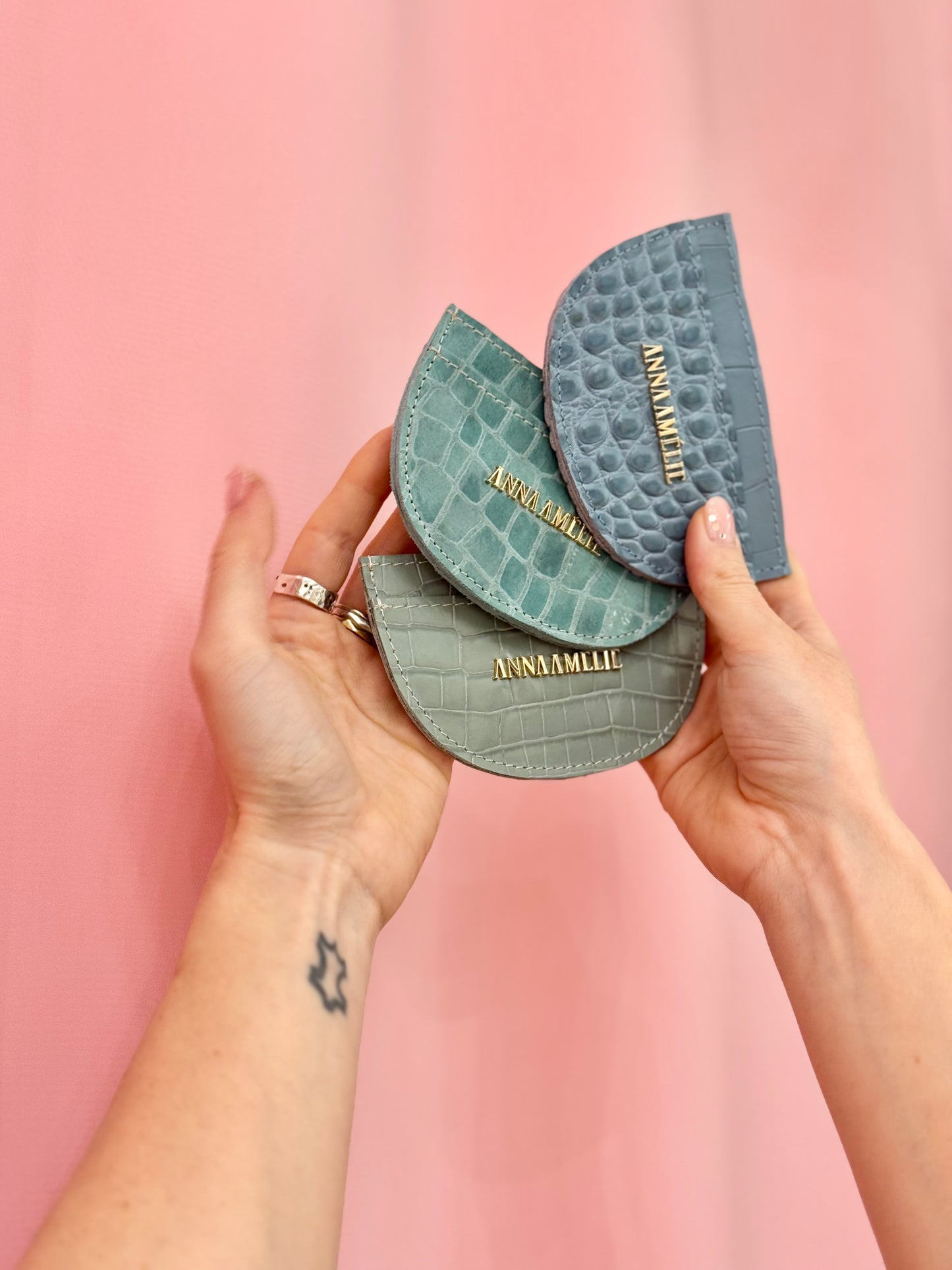 ROUNDED CARD HOLDER - GREY-BLUE CROC EMBOSSED LEATHER