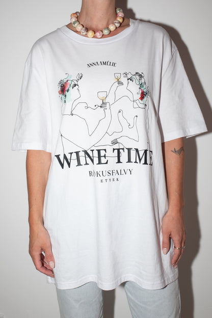 “WINE TIME” CLASSIC T-SHIRT | RÓKUSFALVY x ANNA AMÉLIE